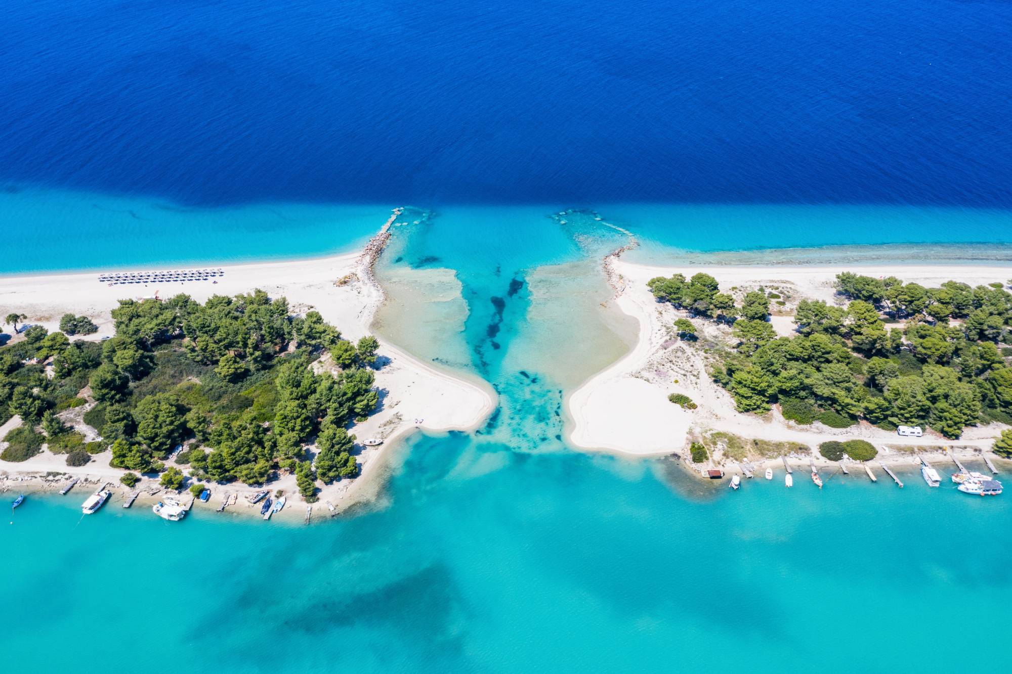 A praia-lagoa grega que foi considerada a melhor da Europa em 2025