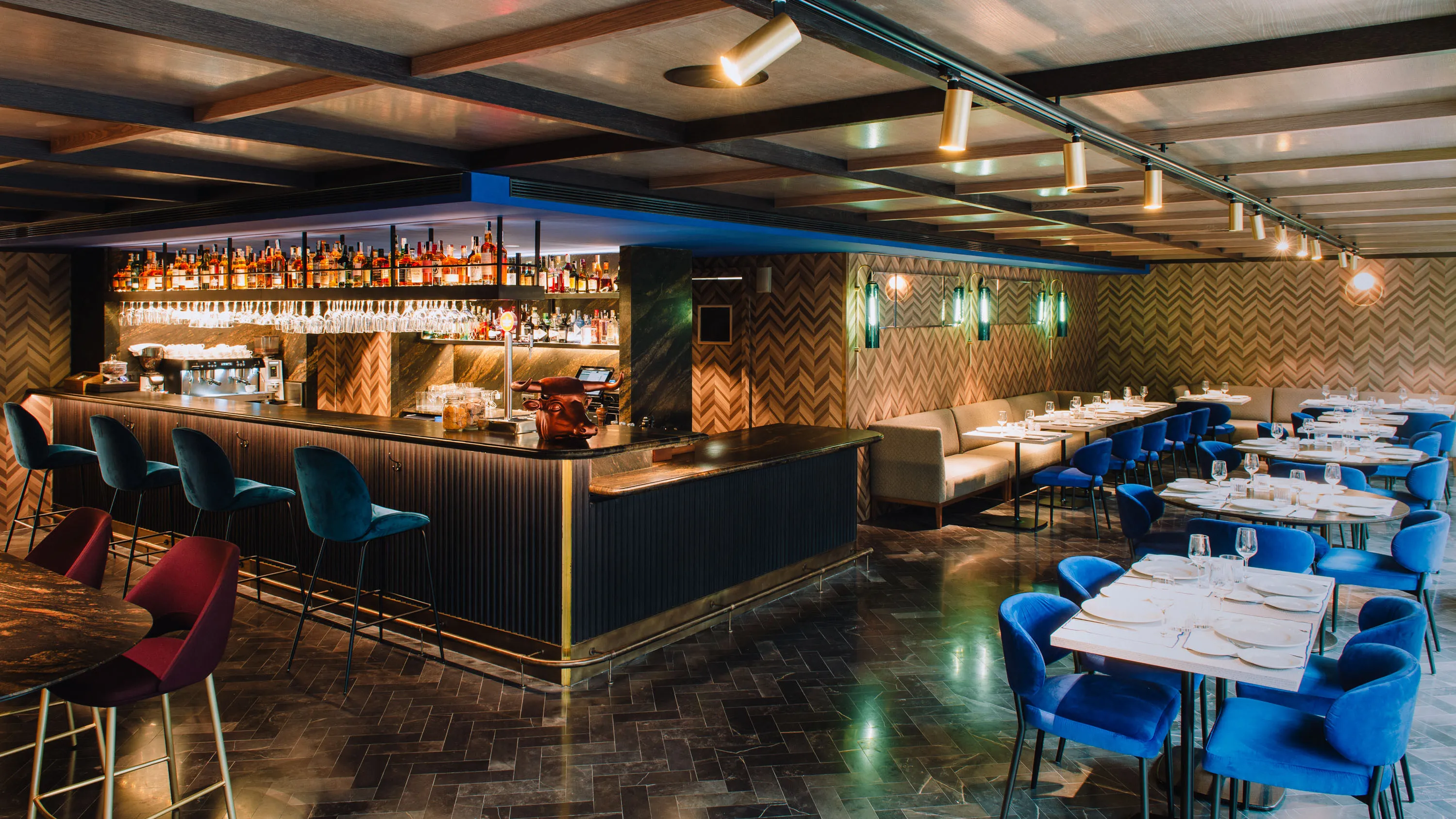 La barra de Steak & Wine Bar, a l'esquerra