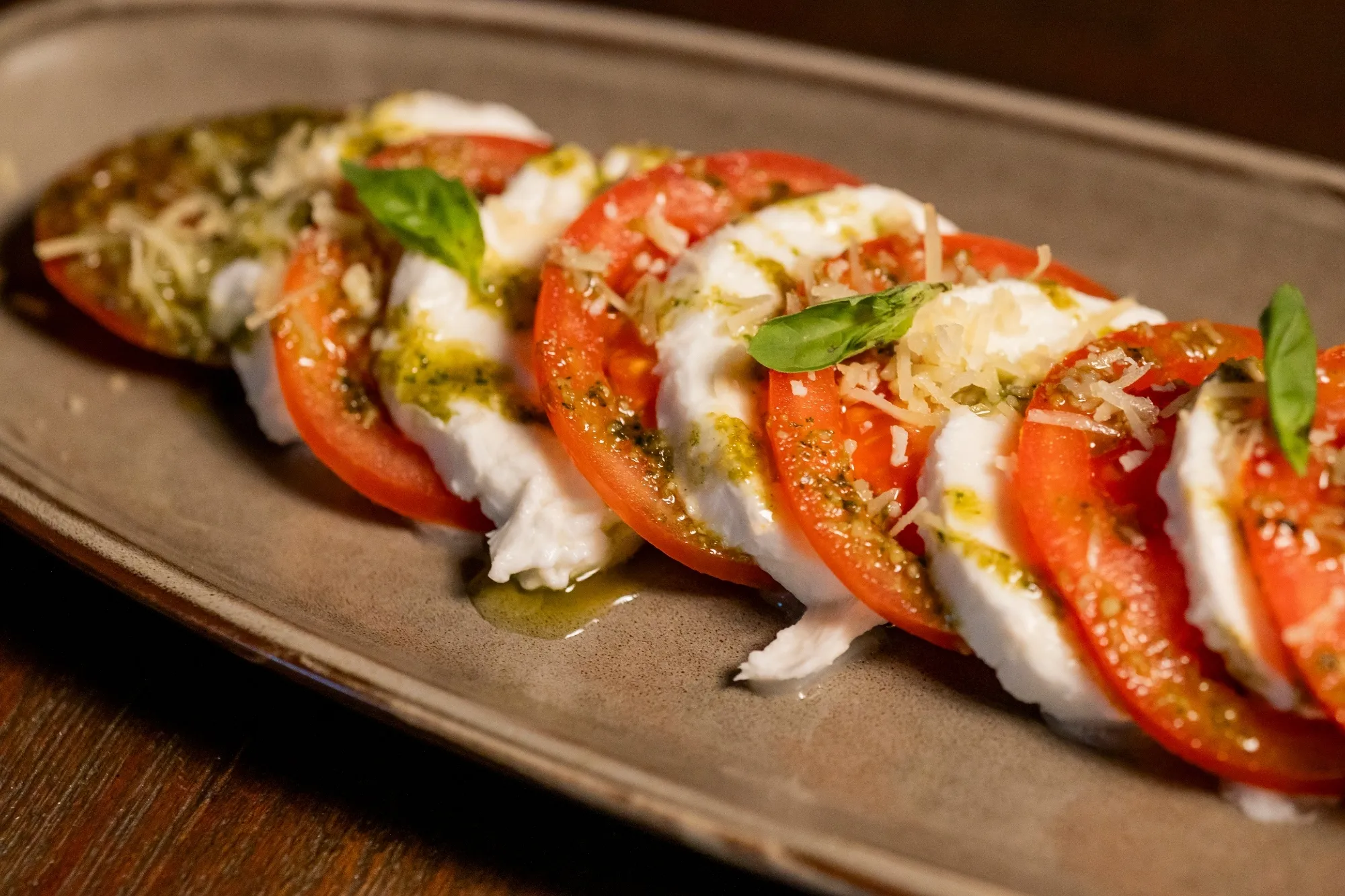 A salada caprese, que junta tomate, mozarella di bufala e pesto de manjericão, é uma das novidades
