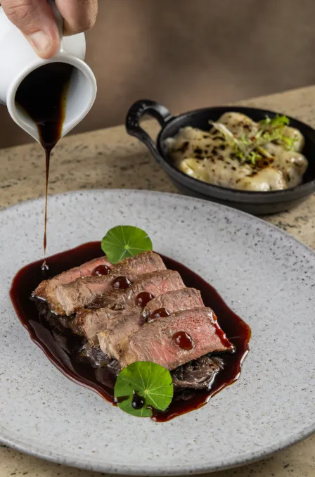 O corte wagyu vai com relish de maxixe, gel de jabuticaba e gnocchi de batata