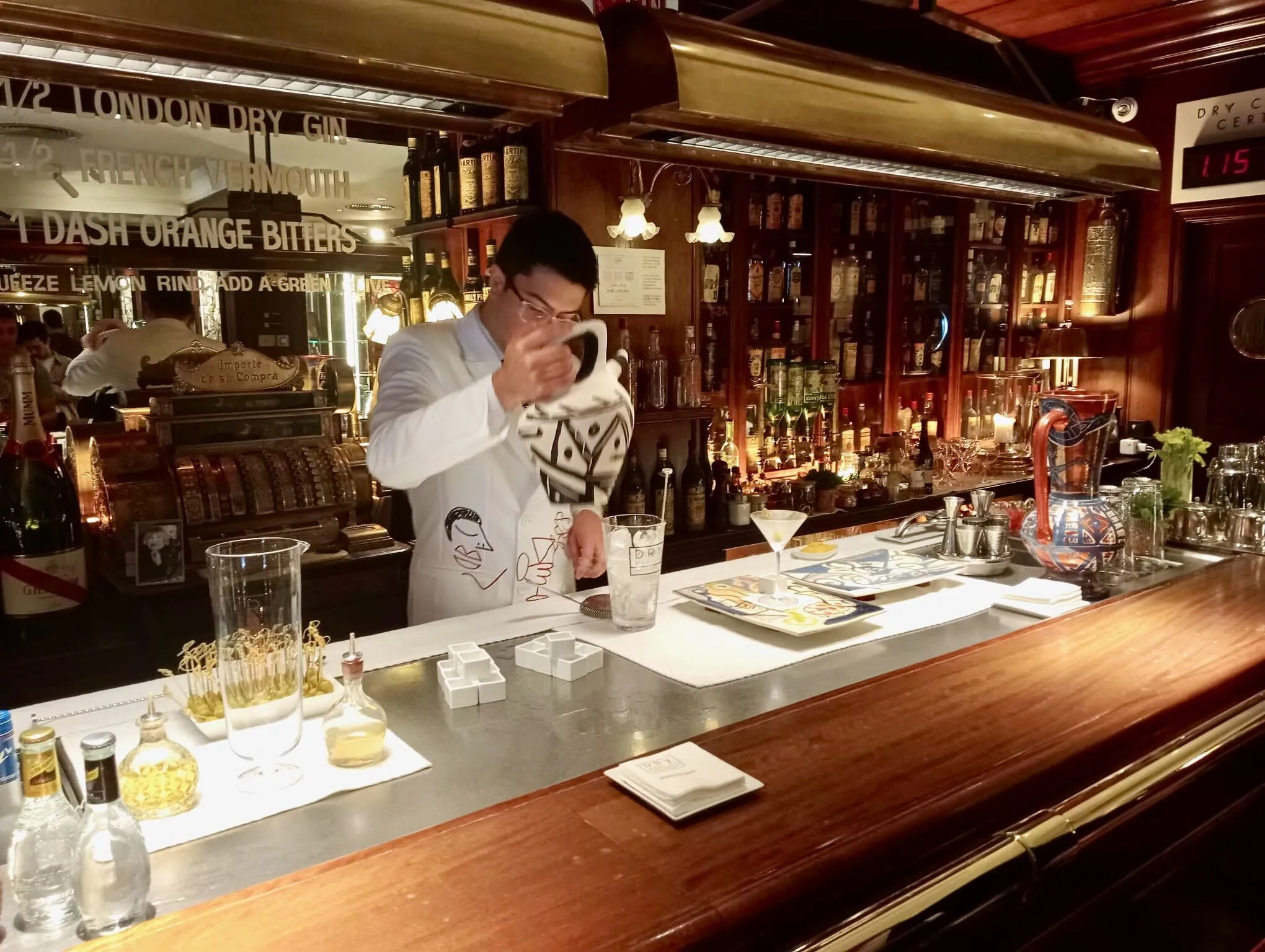 ¡El botijo-coctelera de Mariscal en el Dry Martini!