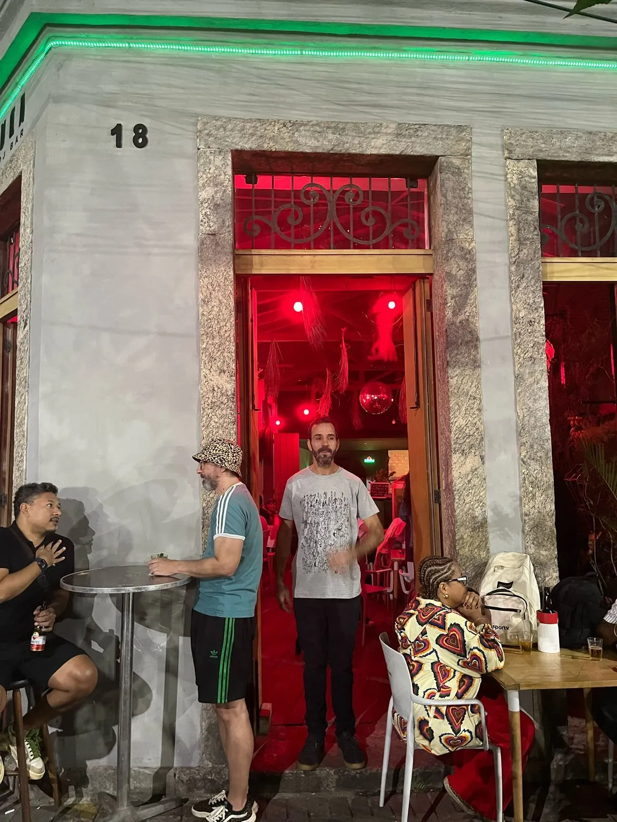 Cabbet Araujo (na porta) durante audição no Baiuca