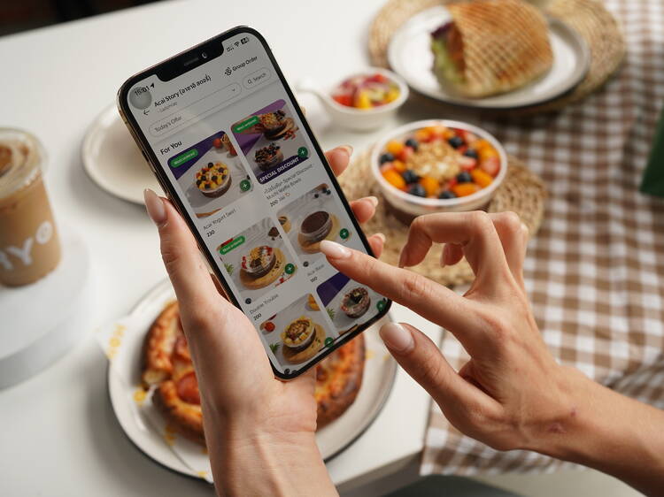 Browse the menu in English for a hassle-free experience