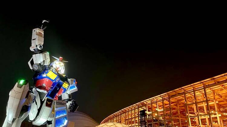 ライトアップされたガンダムと対面する。
