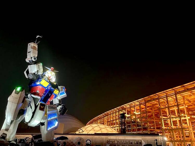 ライトアップされたガンダムと対面する。