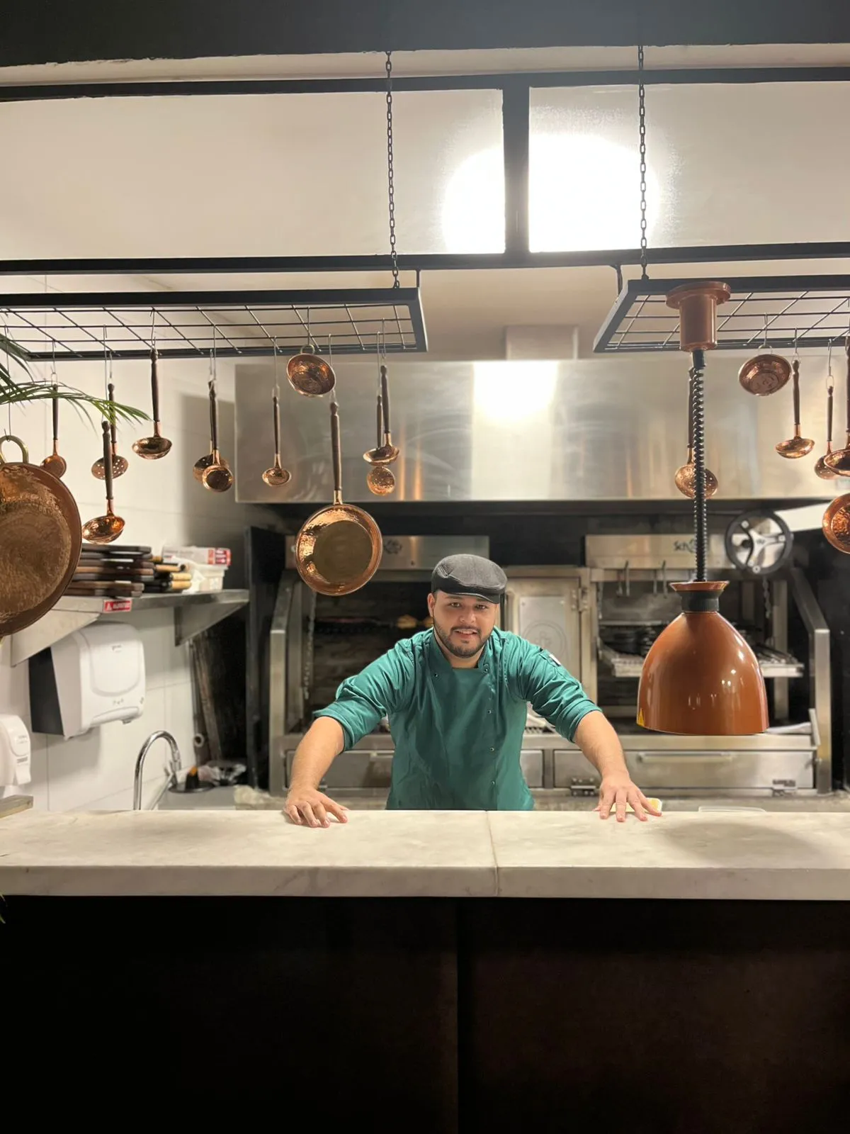 Chef no comando da parrilla (atrás)