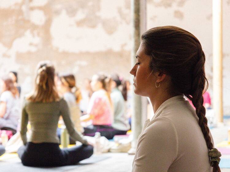 Yoga Sessions by Time Out: Ioga, DJ, brunch i 'skincare' en una terrassa d’Eixample