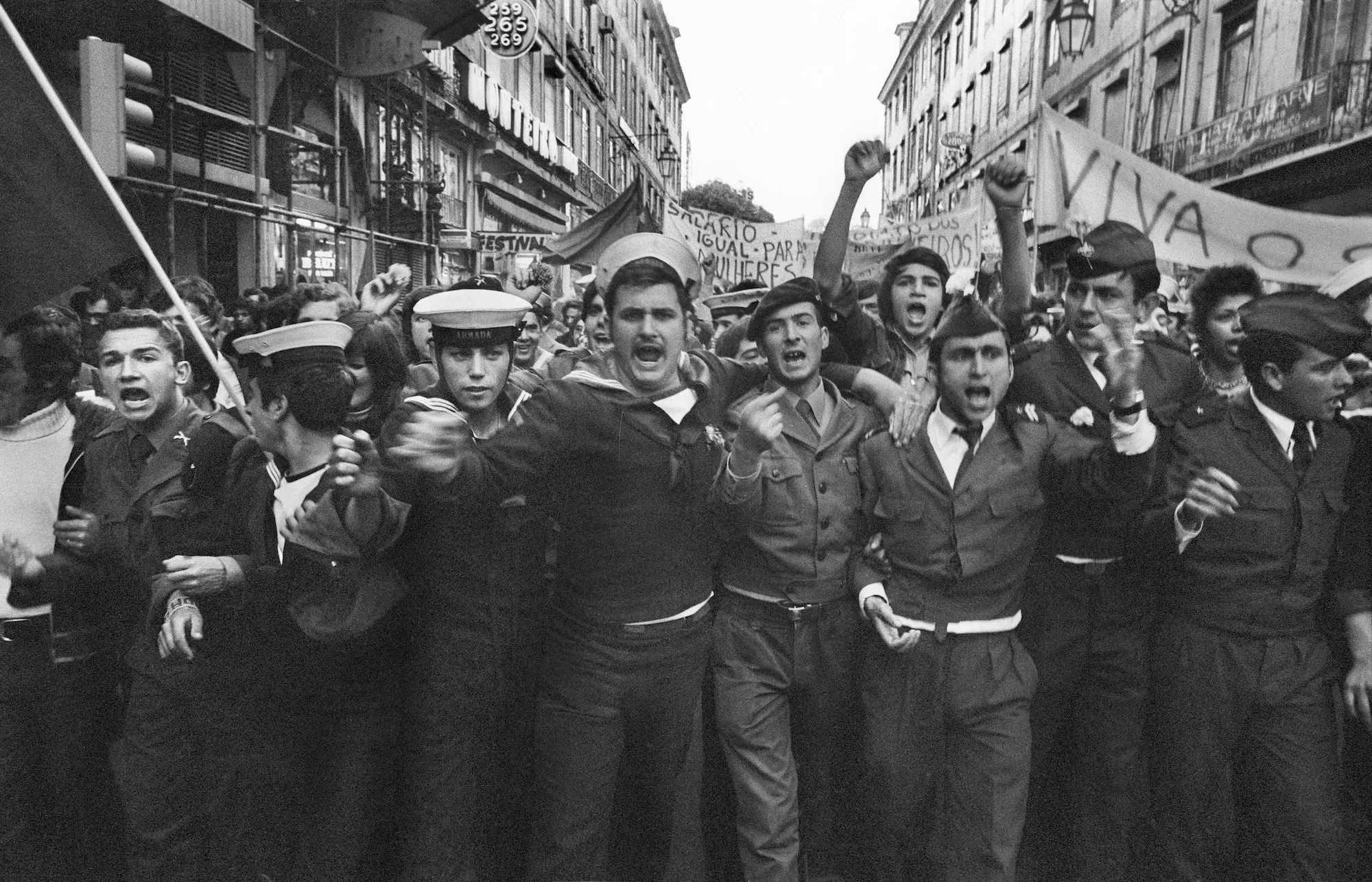 Venham mais cinco, 'La primavera di Lisbona'
