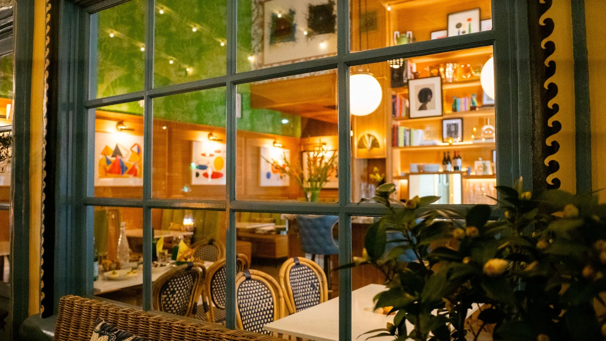 Bar Cecil ambience through window