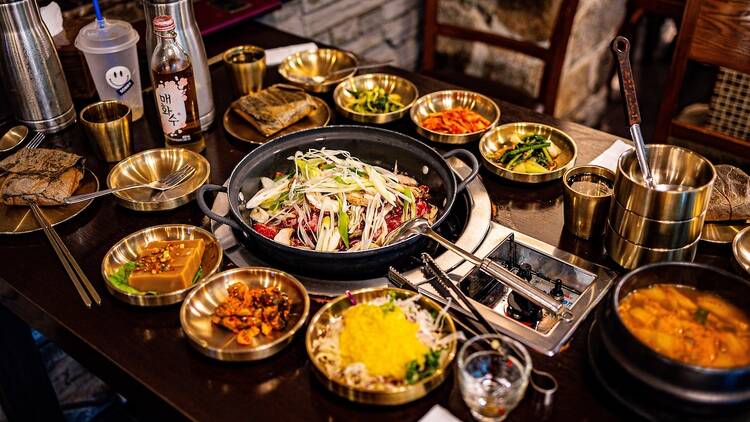 首爾旅遊2025必吃攻略 十大韓國美食：韓式烤牛肉、牛骨湯、烤鰻魚、紫蘇蔘雞湯