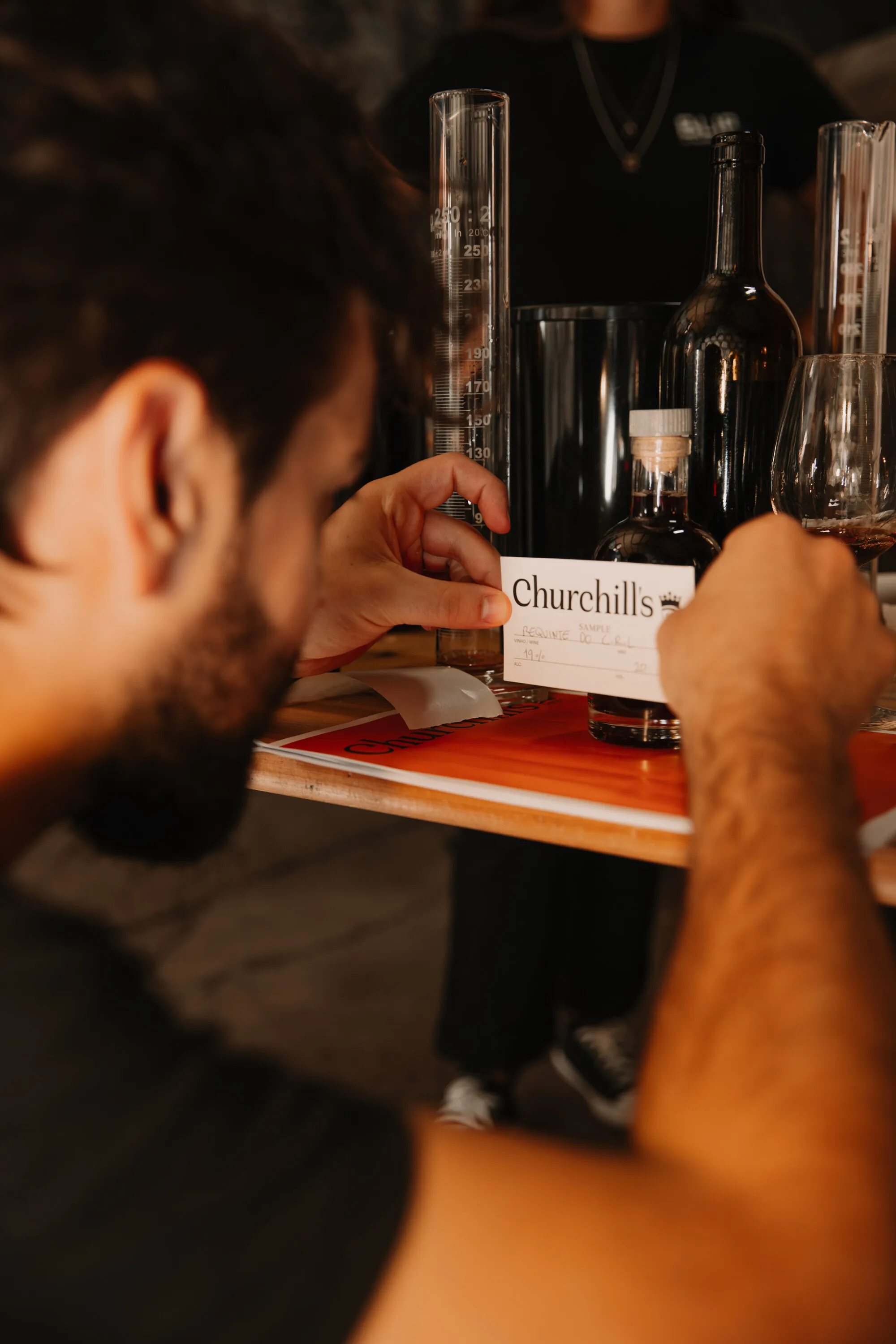 Quando estiver satisfeito com o blend, cada participante pode engarrafar o vinho e fazer um rótulo ao seu gosto.
