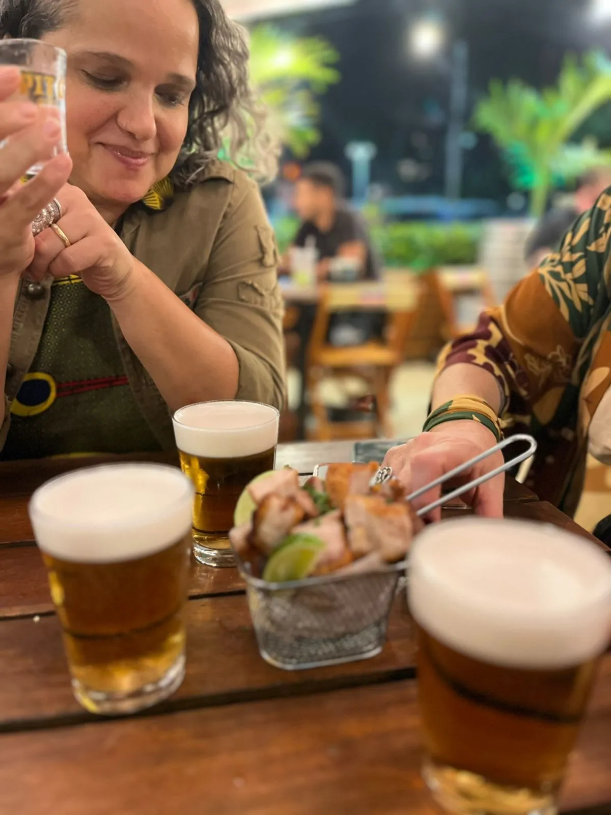 Minha colega de jornalismo Elisa Torres entre calderetas de chope "cremosos"