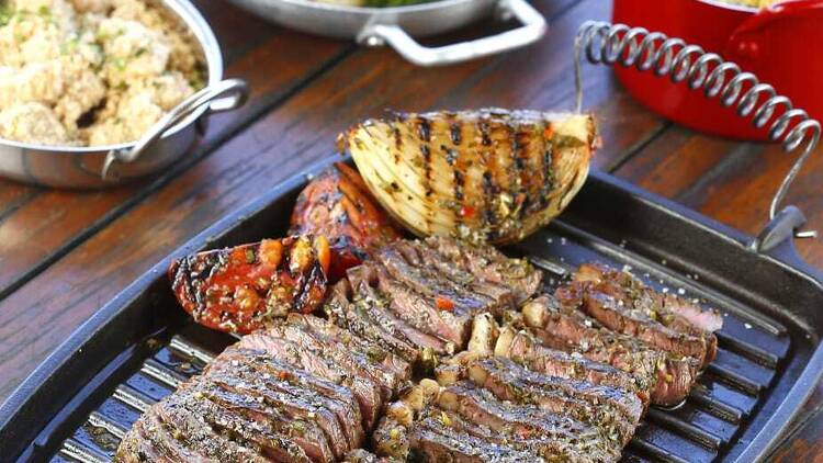 Churrasco para compartilhar, a boa comida na orla do Rio