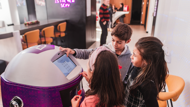 Celebrar no Yotel Porto com contos, cake pops e cinema