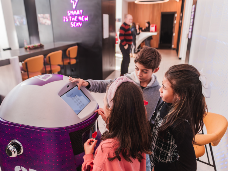 Celebrar no Yotel Porto com contos, cake pops e cinema
