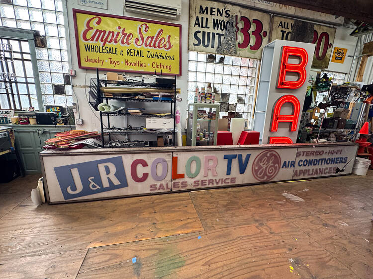 Graveyard Shift: How a Brooklyn museum is resurrecting New York’s bygone business signs Graveyard Shift: How a Brooklyn museum is resurrecting New York’s bygone business signs