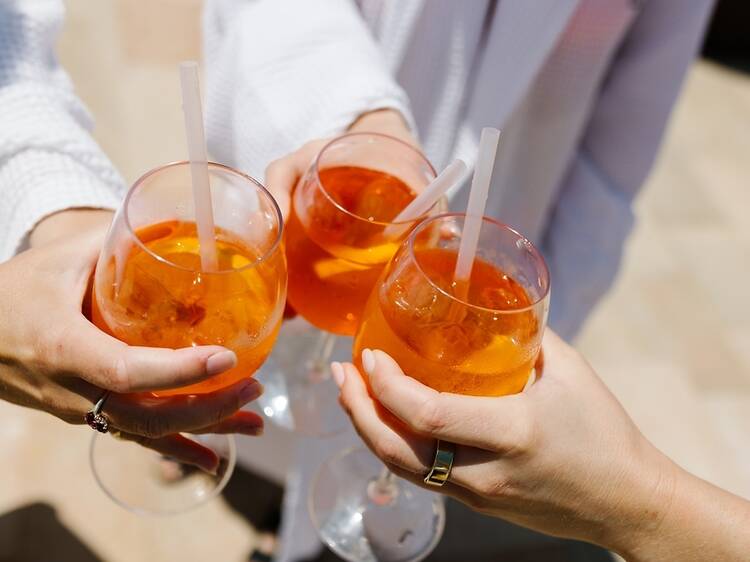 Aquestes són les destinacions d’Europa on fan els spritz d’Aperol més barats