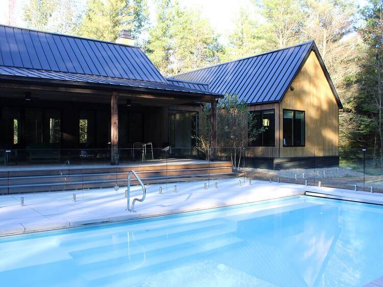 8 best Airbnbs with pools near Chicago well worth a dip