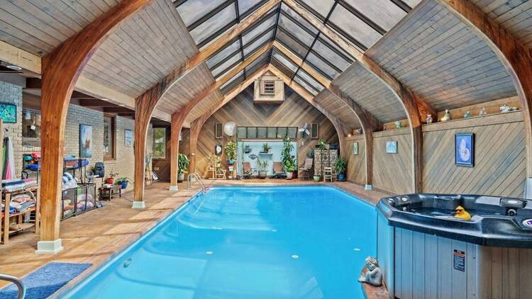 The suburban home with a pool house in Ottawa, IL