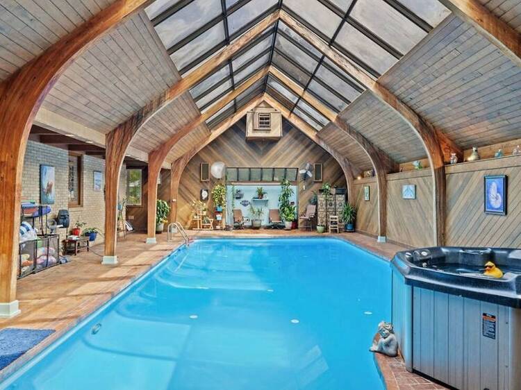 The suburban home with a pool house in Ottawa, IL