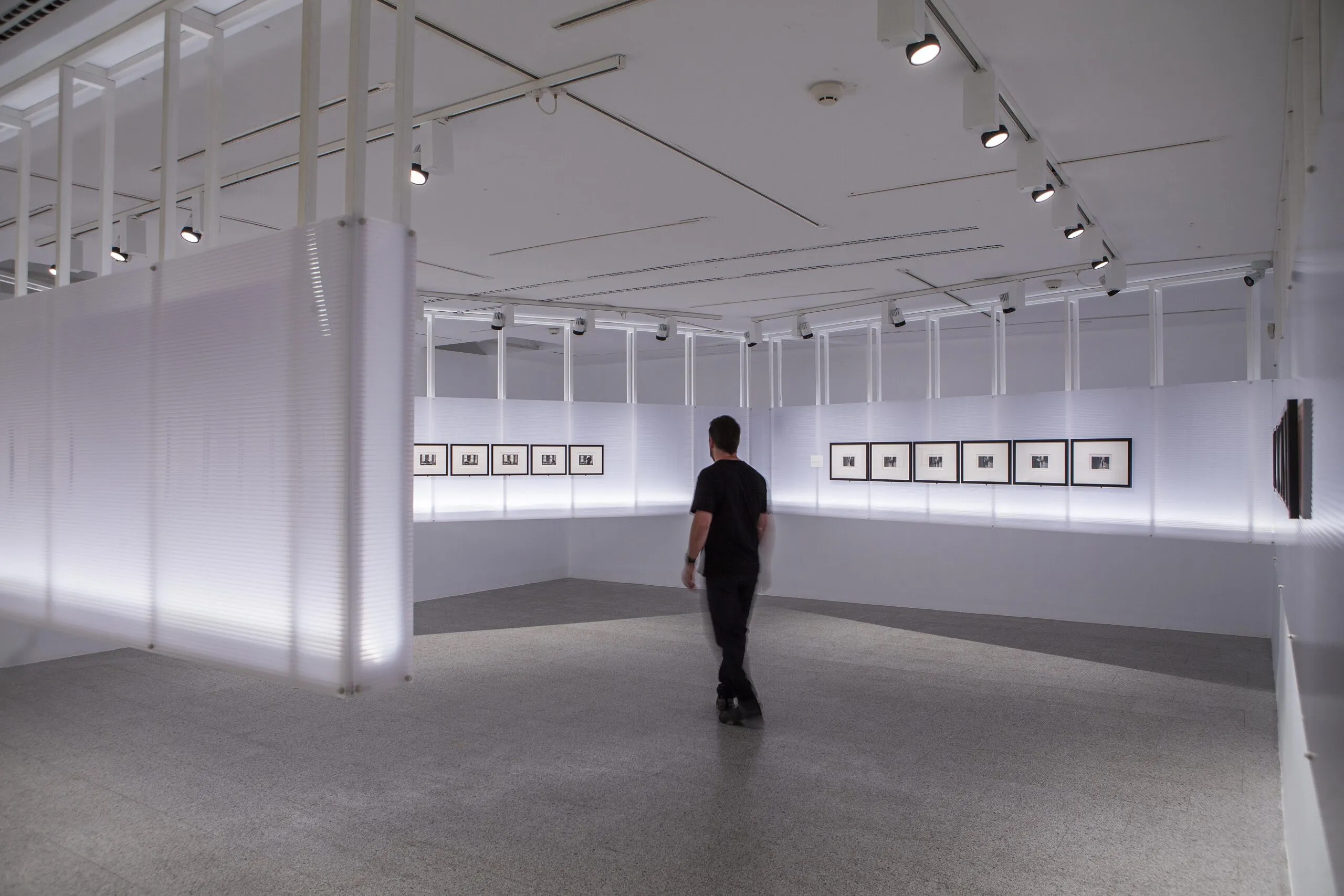 Fotografía de la exposición de Duane Michals, en Fundación Canal