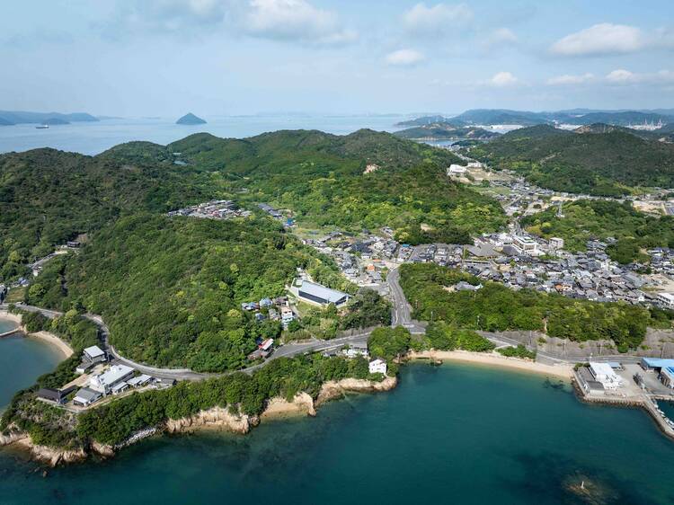 直島新美術館が開館、アジアの現代アートに焦点を当てた美術館に