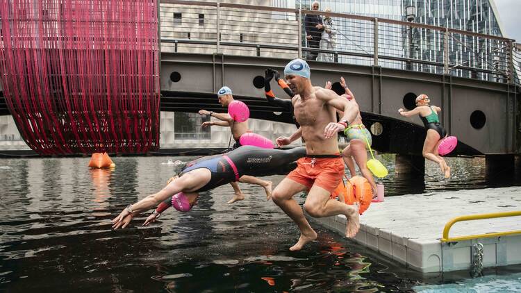 Outdoor swimmers at Canary Wharf