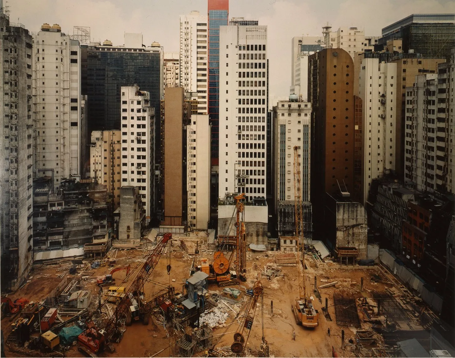 Fotografía por ©Andreas Gursky, Hong Kong, Island, 1994. Cortesía del Museo Helga de Alvear, Cáceres.
