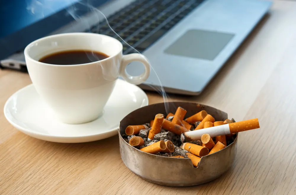 Cafè cremat i cigarrets, mala combinació
