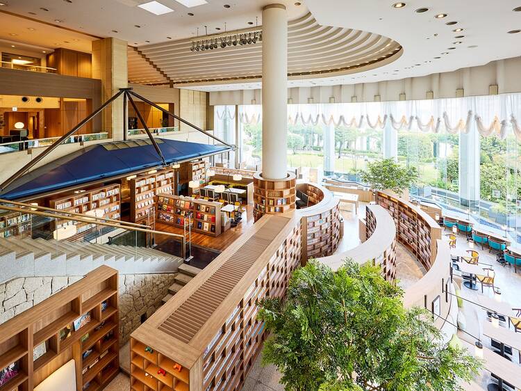 2万冊以上の書籍が揃う「The Library Lounge」が天王洲に登場