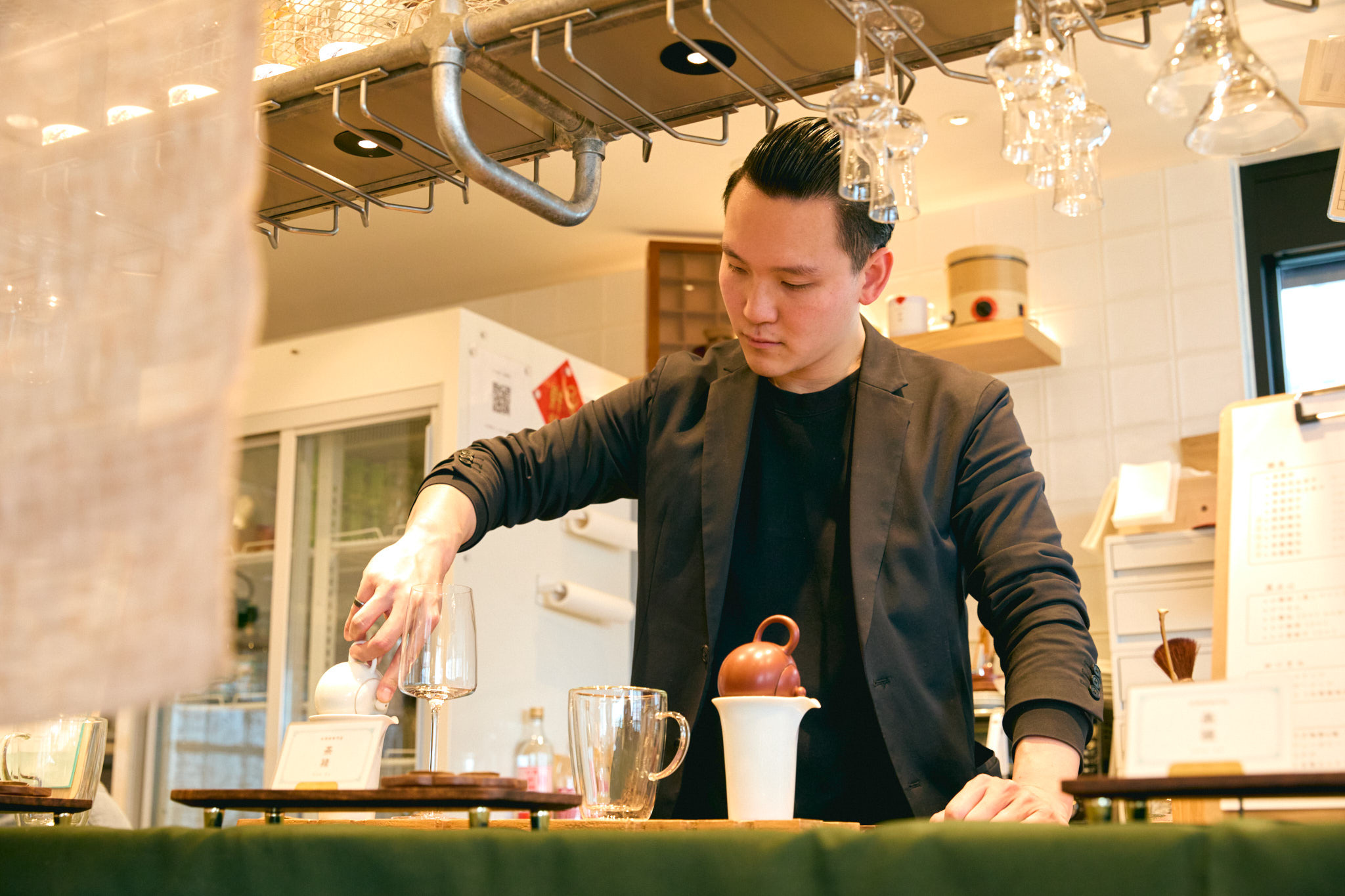 昭和レトロ　お茶台 台湾茶のレジェンドの系譜を継ぐ若き店主が新大久保でティースタンドを