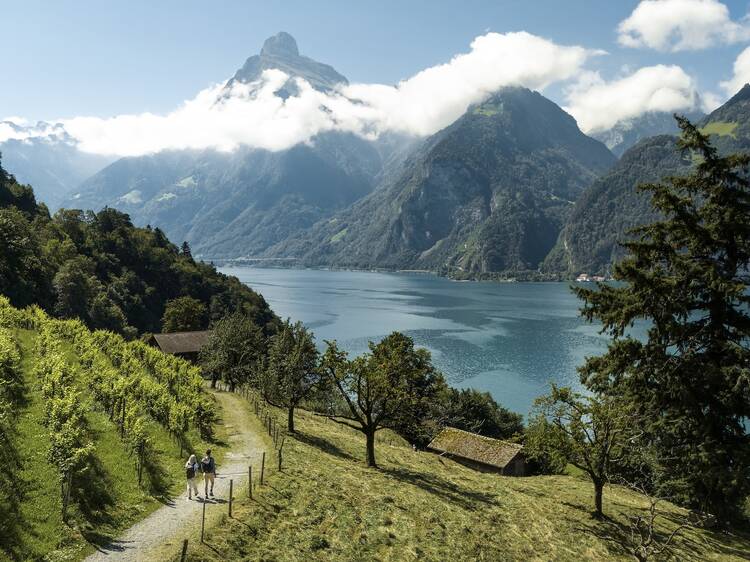What does lake-hopping in the heart of Switzerland  look like?