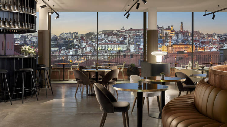 A zona do lobby do Tivoli Kopke Porto Gaia conta com um wine bar