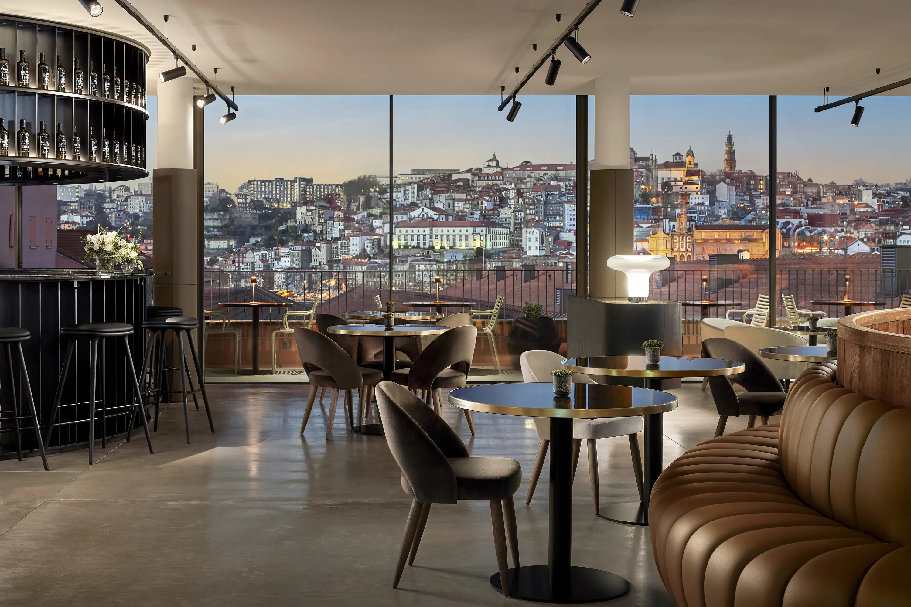 A zona do lobby do Tivoli Kopke Porto Gaia conta com um wine bar