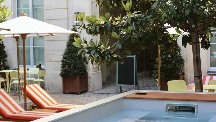 Piscine dans une cour