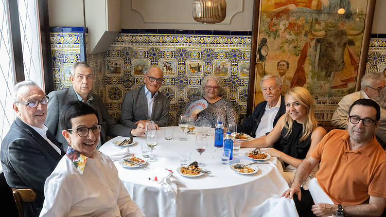 Rosa Gil al centre de la taula, envoltada per Eduardo Mendoza, Carme Ruscalleda, Joan Gaspart i Daniel Vázquez Sallés, entre d'altres