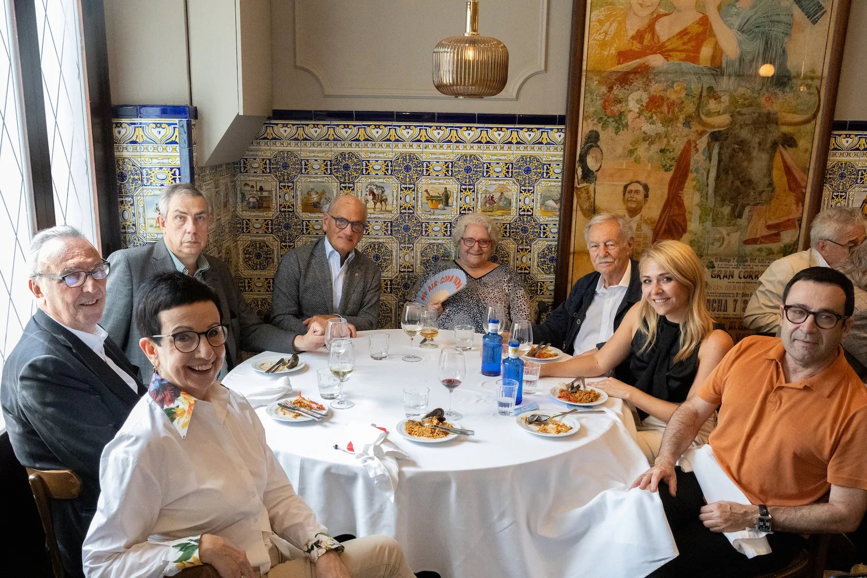 Rosa Gil en el centro de la mesa, rodeada por Eduardo Mendoza, Carme Ruscalleda, Joan Gaspar y Daniel Vázquez Sallés, entre otros