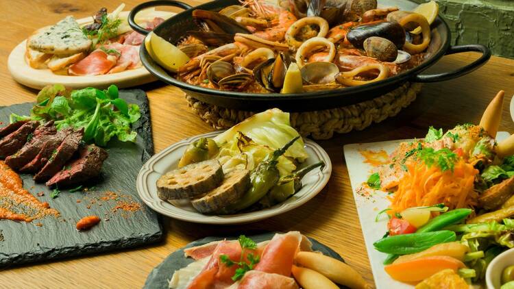 スペイン料理を囲んで大いに語り合う。