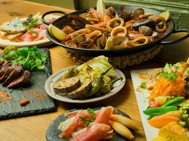 スペイン料理を囲んで大いに語り合う。