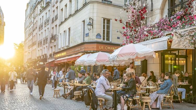 People eating al fresco in Paris