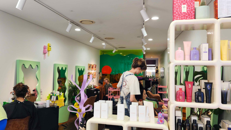 Dollie & Stella  - hairdresser in Newtown
