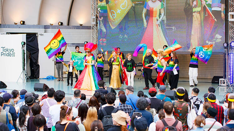 「Pride Festival」の野外ステージを楽しむ。 「Pride Festival」の野外ステージを楽しむ。