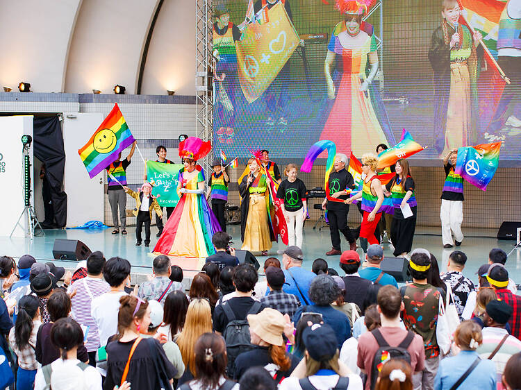 「Pride Festival」の野外ステージを楽しむ。 「Pride Festival」の野外ステージを楽しむ。