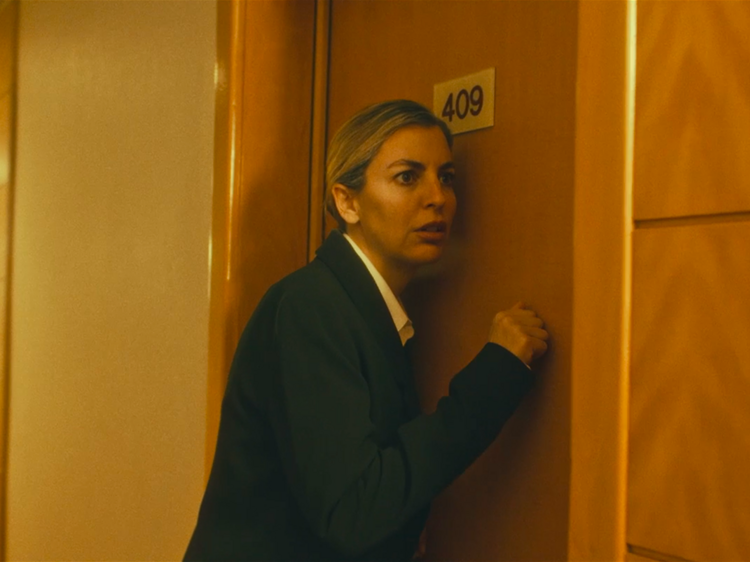 Em ‘Hotel Amor’, Jessica Athayde é perseguida pelo trabalho. E por vários planos-sequência