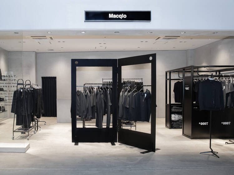 This pop-up store in Osaka’s Shinsaibashi Parco carries only black apparel This pop-up store in Osaka’s Shinsaibashi Parco carries only black apparel