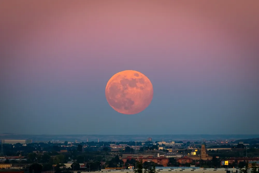 lluna de maduixa, luna de fresa