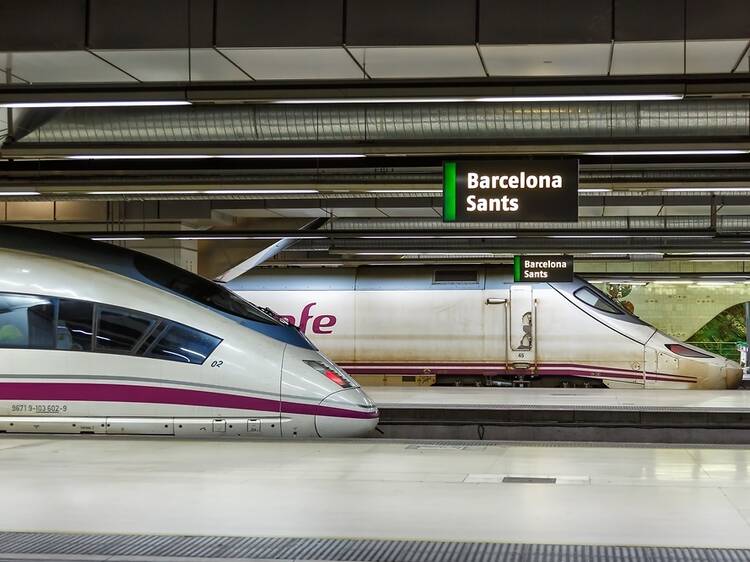 Descomptes de fins a un 90% en trens i busos per als joves que viatgen aquest estiu