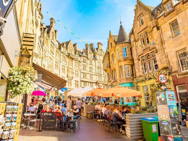  Central Cockburn street in Edinburgh old town, busy touristic place with many souvenir shops and bars