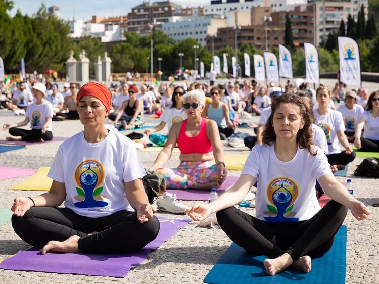 Madrid celebra una multitudinaria clase de yoga gratis con el Palacio Real de fondo