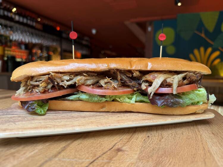 Ya sabemos cuál es el bocata más grande de La Latina: la pieza mide casi 30 centímetros Ya sabemos cuál es el bocata más grande de La Latina: la pieza mide casi 30 centímetros